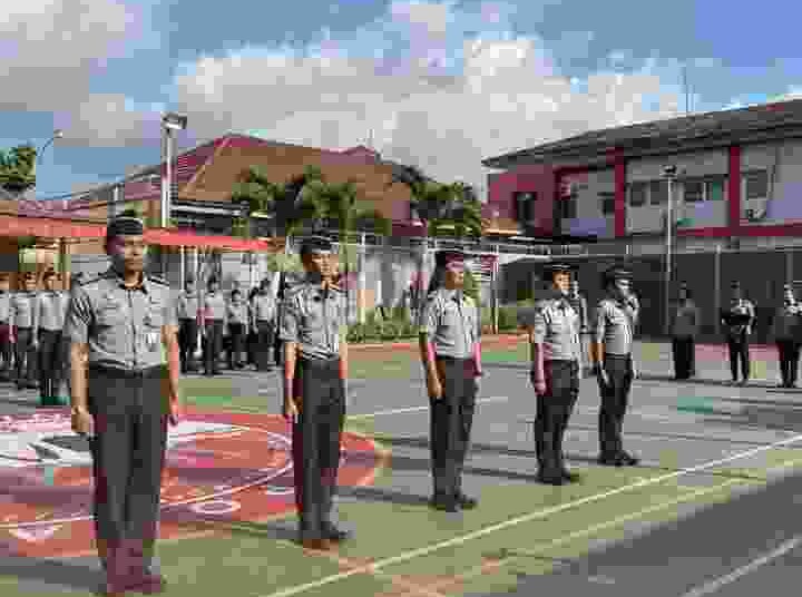 Karutan Batam Pimpin Apel Pagi Sekaligus Penyematan Kenaikan Pangkat Pegawai