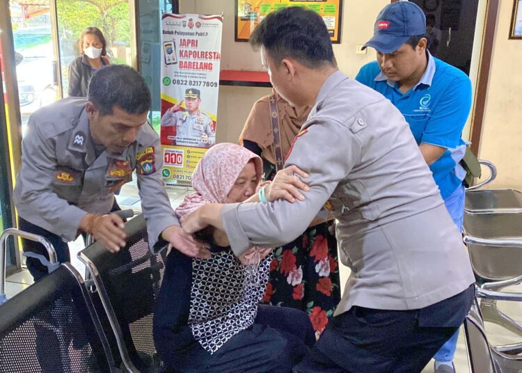Kapolsek Apresiasi Ka SPK Saat Memberikan Pelayanan Prima pada Masyarakat Berkebutuhan Khusus