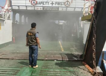 TNI AL Lantamal IV Evakuasi KMP Mulia Nusantara yang Terbakar