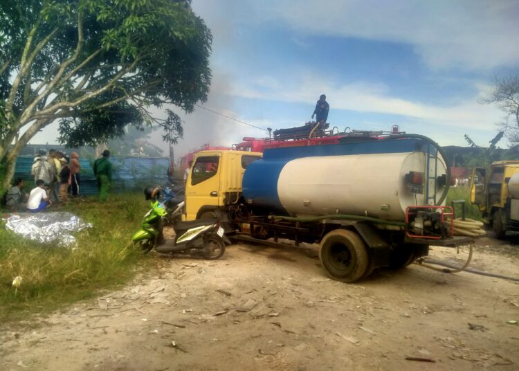Breaking News!!! Kebakaran di Gudang Besi Tua di Belakang Ruko Waheng