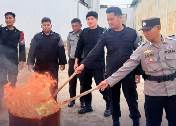 Rutan Batam Lakukan Pemusnahan Barang Bukti Hasil Razia Blok Hunian