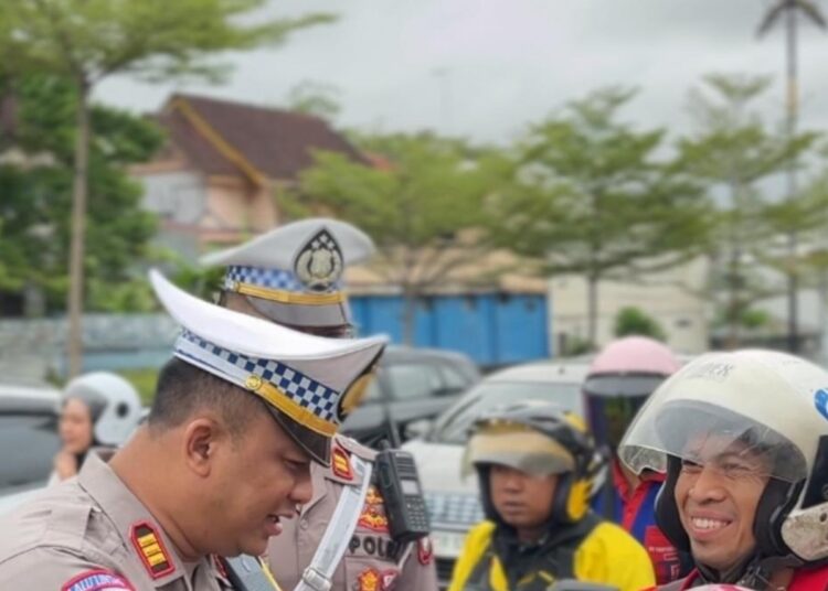 Satlantas Polresta Barelang Bagi Helm, Sayuran, dan Goodie Bag Sambil Edukasi Keselamatan Lalu Lintas