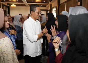 Apresiasi Peran RT dan RW, Wali Kota Serahkan Intensif