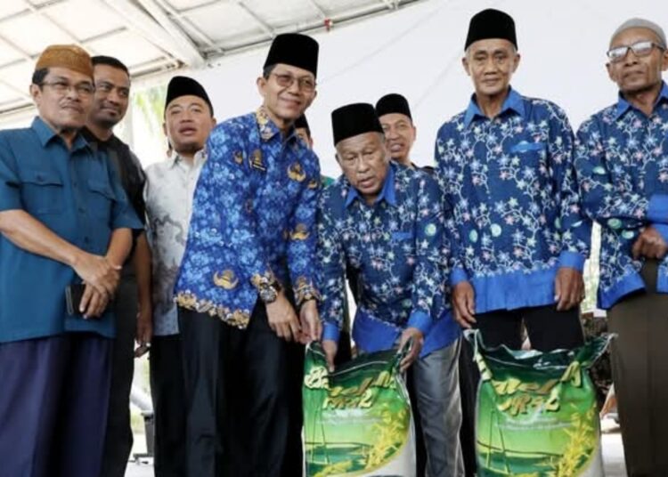 Amsakar Serahkan 4.000 Karung Beras, Bantuan dari Pengusaha untuk Tokoh Agama