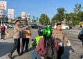 Polsek Lubuk Baja Berbagi Takjil Kepada Pengguna Jalan Di Simpang Indomobil