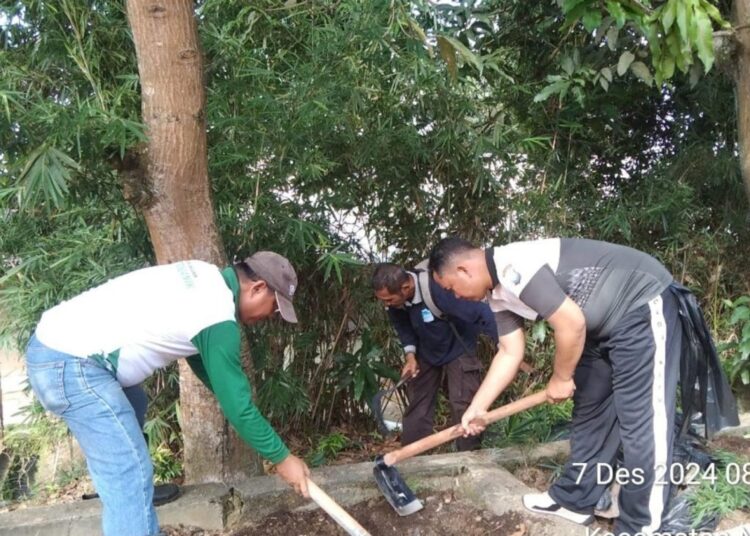 Polsek Nongsa Bersama Warga Kabil Manfaatkan Lahan Tidur untuk Ketahanan Pangan
