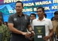 Menko Agus Harimurti Yudhono Serahkan SHM Warga Terdampak Pengembangan Kawasan Terpadu Rempang Eco-City