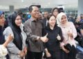 Beri Rasa Aman Kepada Masyarakat, Amsakar-Li Claudia Tinjau Arus Mudik di Pelabuhan dan Bandara