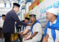 Amsakar Achmad Lepas Jemaah Calon Haji Kota Batam