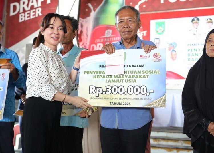 Peduli Kesejahteraan Warga, Wakil Kepala BP Batam Li Claudia Chandra Serahkan Insentif kepada 449 Lansia