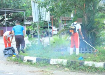 Anak Binaan LPKA Batam Laksanakan Gotong Royong Bersihkan Halaman Kantor