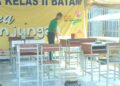Gotong Royong Anak Binaan LPKA Batam Bersikan Area Taman