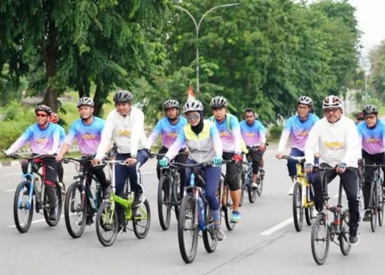 Meriahkan Gowes Road To Cernival 2025, Sekda Jefridin Turut Gowes Bersama Masyarakat