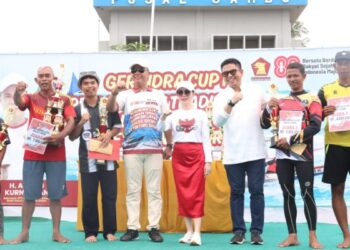 Pimpinan dan Anggota DPRD Bersama Ribuan Warga Meriahkan Lomba Sampan Layar Gerindra Cup I di Belakangpadang, Aweng: Angkat Tradisi Kepri Jadi Iven Wisata