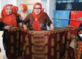 Siap Promosi, Erlita Beri Semangat Penenun Pulau Ngenang Untuk Terus Berkembang