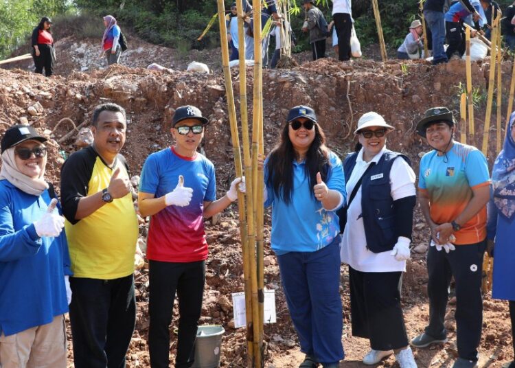 Lestarikan Lingkungan, BP Batam dan PT TDK Tanam 200 Pohon Bambu
