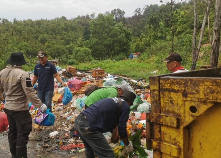 Polsek Sekupang Bersama Intansi Terkait Lakukan Gotong Royong Bersihkan Sampah Di Tanjung Riau