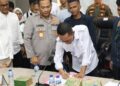 Wali Kota Batam Amsakar Achmad didampingi Wakil Wali Kota Li Claudia Candra menerima kehadiran perwakilan mahasiswa untuk melakukan audiensi di ruang rapat kantor DPRD Kota Batam, Senin (1/9/2025).