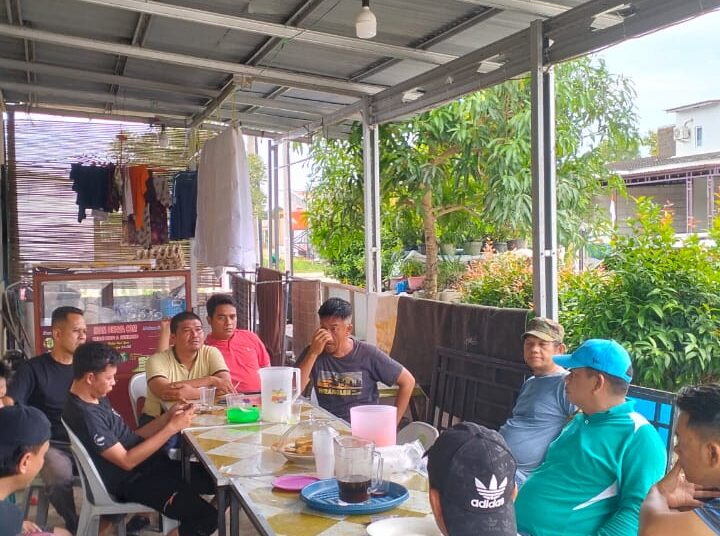 Aksi ‘Goro Pacu Jalur’: Lurah Tanjung Pinggir Ajak Warga Bersihkan Lingkungan Sambil Senam