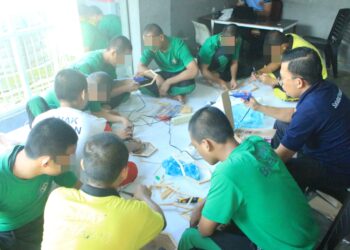 Anak Binaan LPKA Batam Belajar Membuat Miniatur Jembatan Barelang dari Stik Es Krim