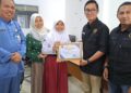 PWI Batam Berikan Penghargaan Pada Siswi SDN 001 Yang Berprestasi Di Kancah Nasional