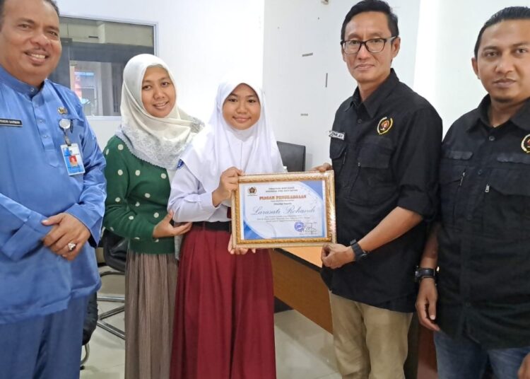 PWI Batam Berikan Penghargaan Pada Siswi SDN 001 Yang Berprestasi Di Kancah Nasional