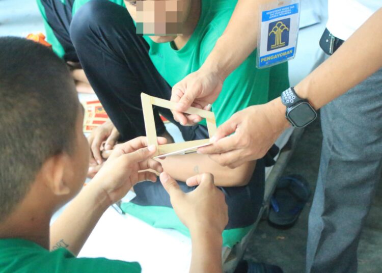 Anak Binaan LPKA Batam Asah Kreativitas, Buat Keranjang Buah dari Stik Es Krim Bersama Yayasan Setara Kita