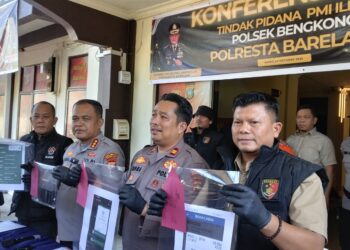 Kapolresta Barelang Pimpin Konferensi Pers Ungkap Kasus PMI Ilegal di Bengkong