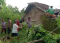 Tuminem Tenang Meski Atap Dapur Ambrol, Sudah Biasa Tinggal di Rumah Tetangga