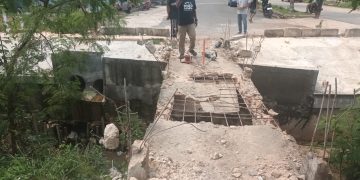 Protes Pembongkaran Jembatan Secara Sepihak, Warga Dua Perumahan di Tiban Nyaris Bentrok dan Desak Pemerintah Turun Tangan