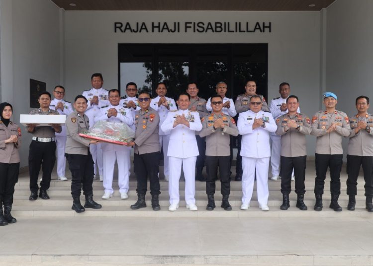 Semarak HUT TNI ke-81, Polresta Barelang Sampaikan Ucapan Selamat Ke Kodaeral IV Dan Kodim 0316/Batam