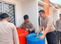Satsamapta Polresta Barelang Distribusikan Air Bersih untuk Masyarakat di Perumahan Citra Nongsa