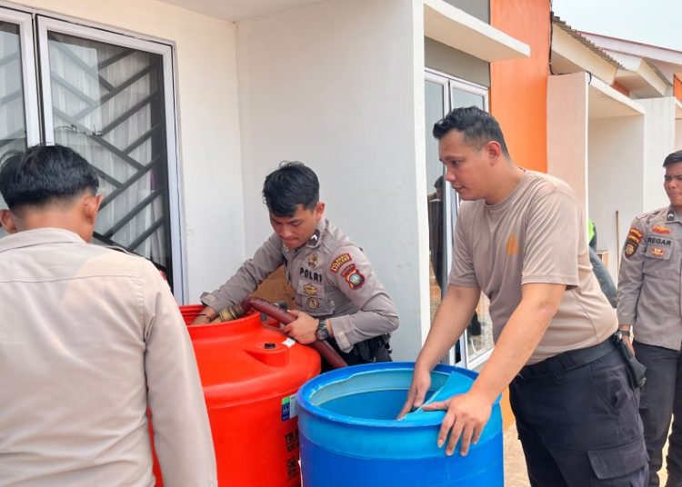 Satsamapta Polresta Barelang Distribusikan Air Bersih untuk Masyarakat di Perumahan Citra Nongsa