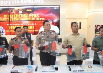 Kapolresta Barelang Pimpin Konferensi Pers Pengungkapan Kasus Pembunuhan di Sei Beduk