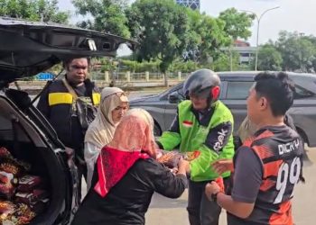 Ditreskrimsus Polda Kepri Gandeng Insan Pers Bagikan Ratusan Kantong Beras Di Momen Jumat Berkah