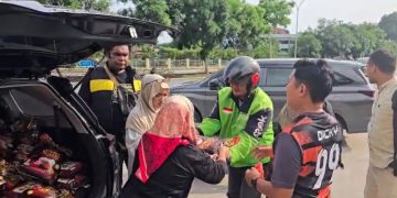 Ditreskrimsus Polda Kepri Gandeng Insan Pers Bagikan Ratusan Kantong Beras Di Momen Jumat Berkah