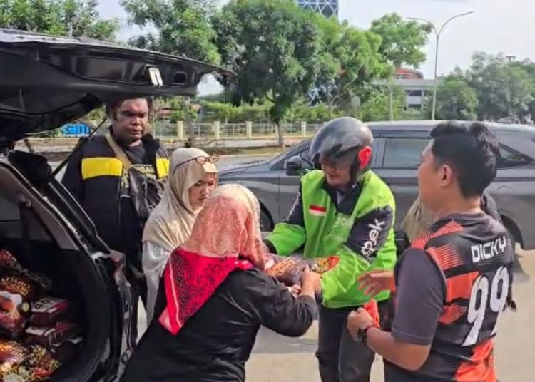 Ditreskrimsus Polda Kepri Gandeng Insan Pers Bagikan Ratusan Kantong Beras Di Momen Jumat Berkah